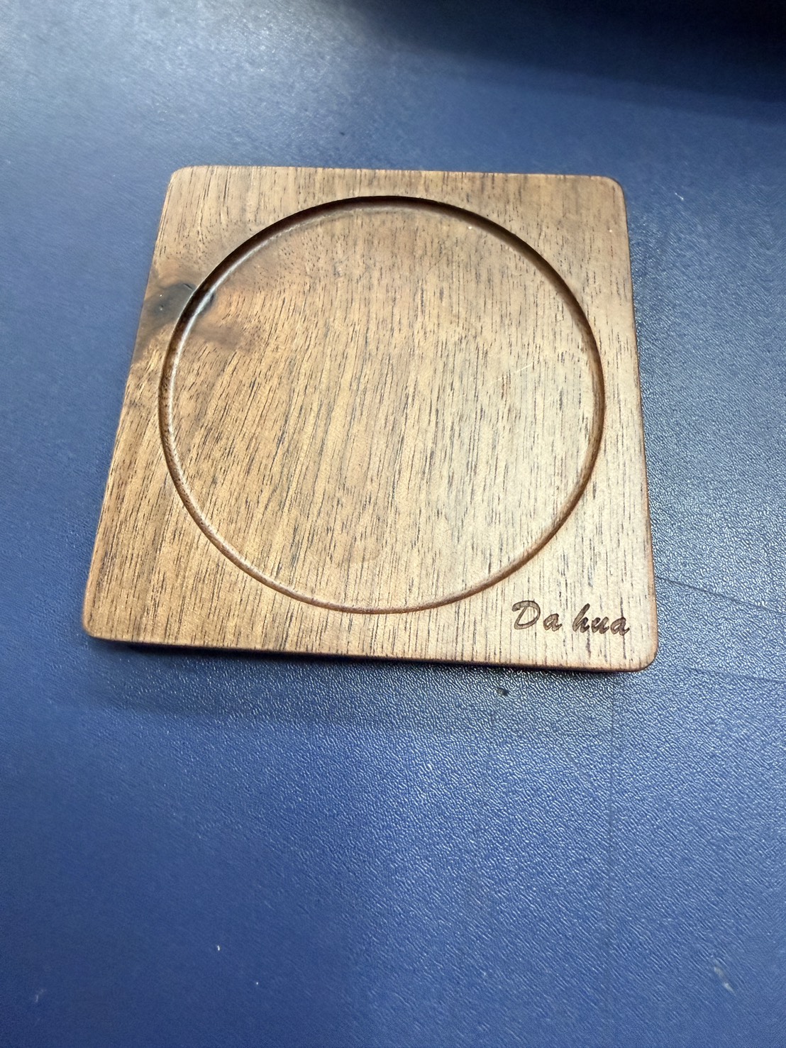 胡桃木杯墊成品：角落雷射雕刻品牌名稱 Da hua