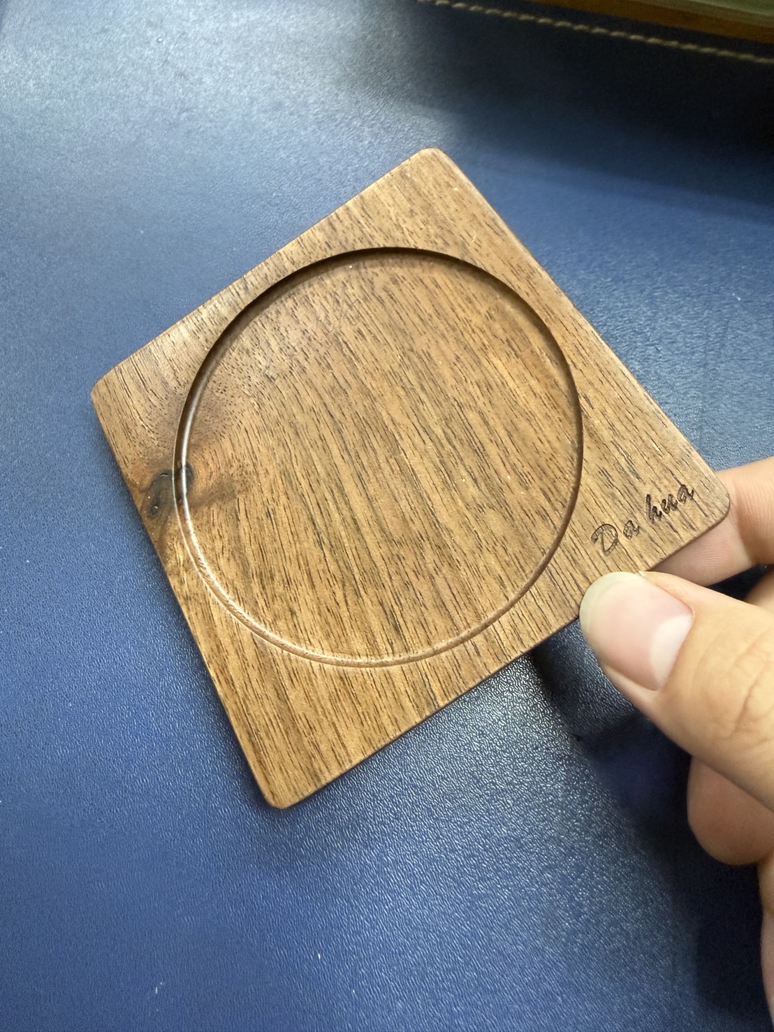 CNC 銑出的圓形凹槽，杯子放置安穩並能承接水珠