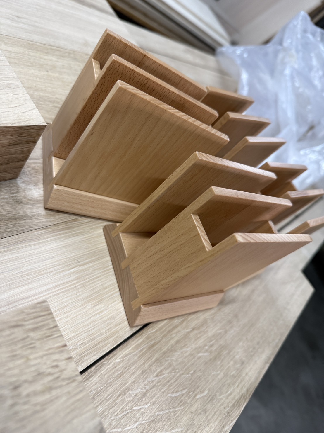 多槽菜單架成品：插槽角度經過計算，菜單站得挺