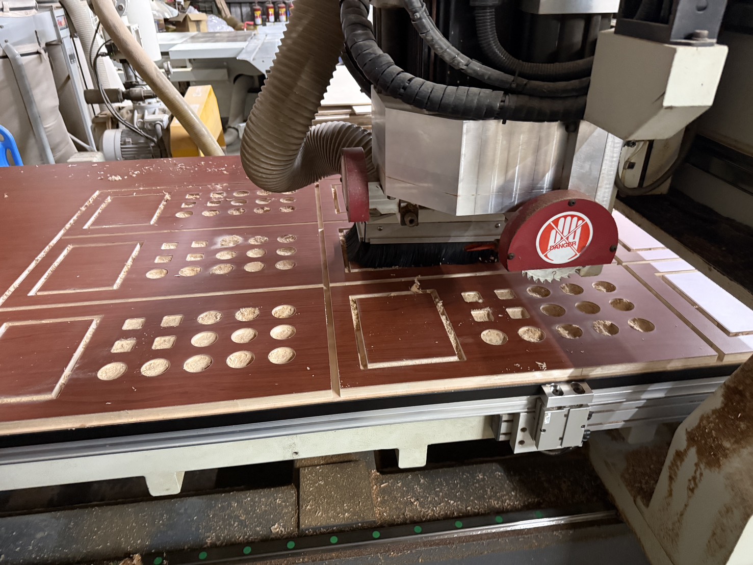 CNC 加工中心依圖面座標切削孔位
